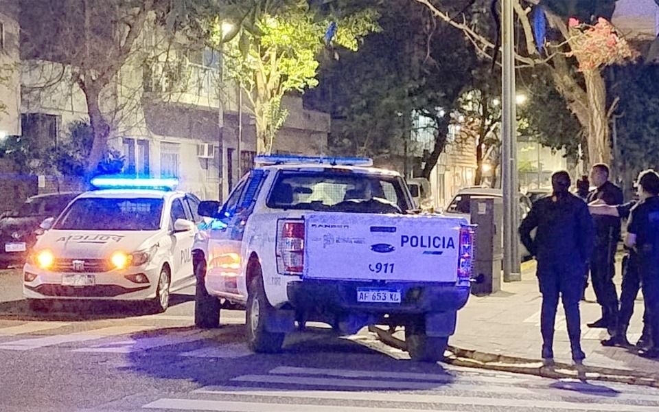 Gresca familiar en La Plata: a una mujer le partieron una botella en la cabeza y hubo siete detenidos
