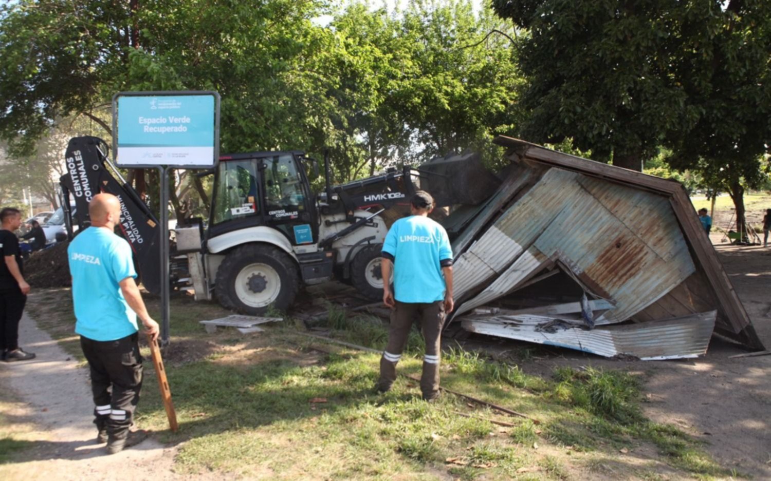 Levantaron la casilla de Diagonal 74 y 120: reubicaron a esa familia en un barrio