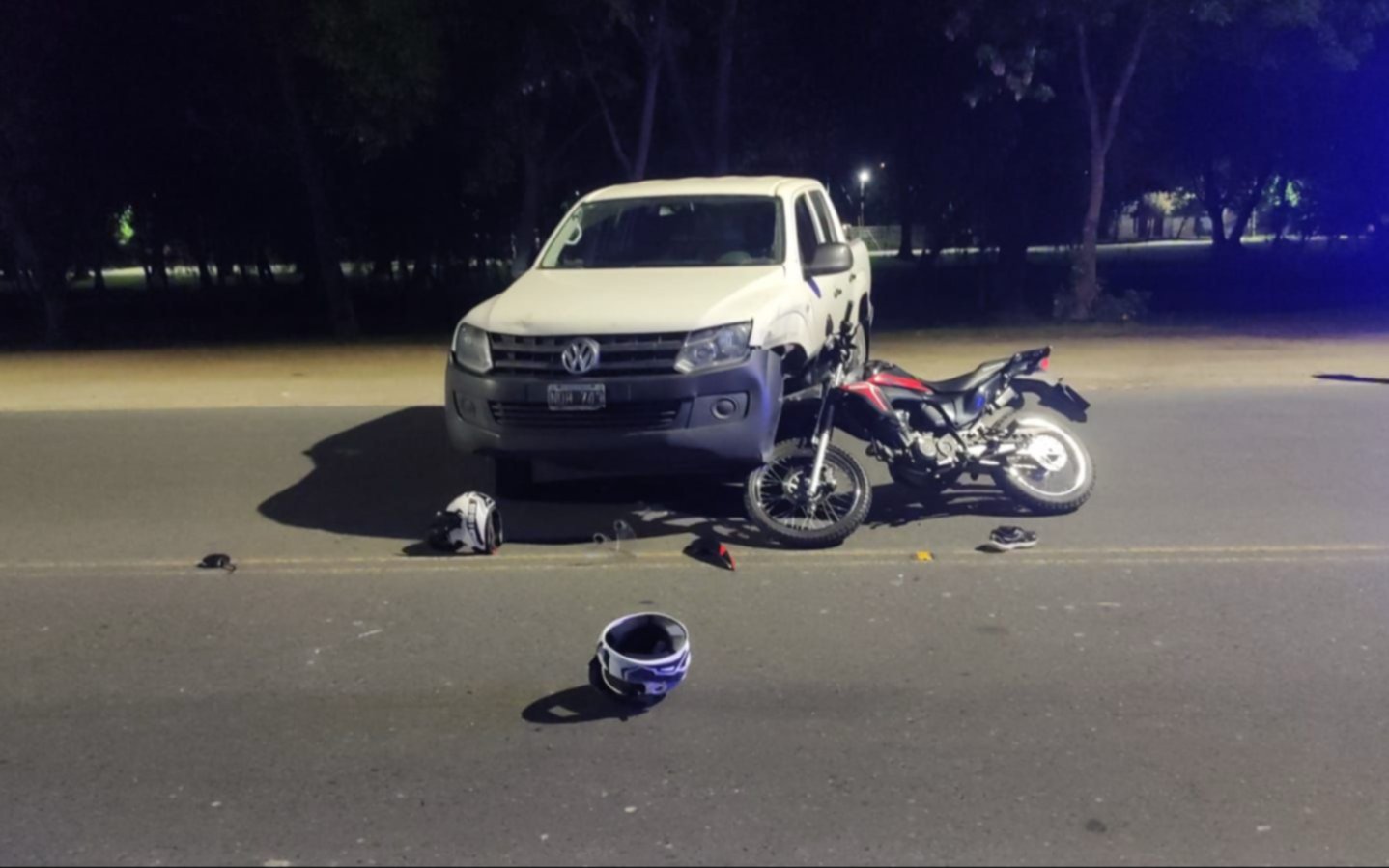 Así fue el impactante choque entre una camioneta y una moto en Berisso