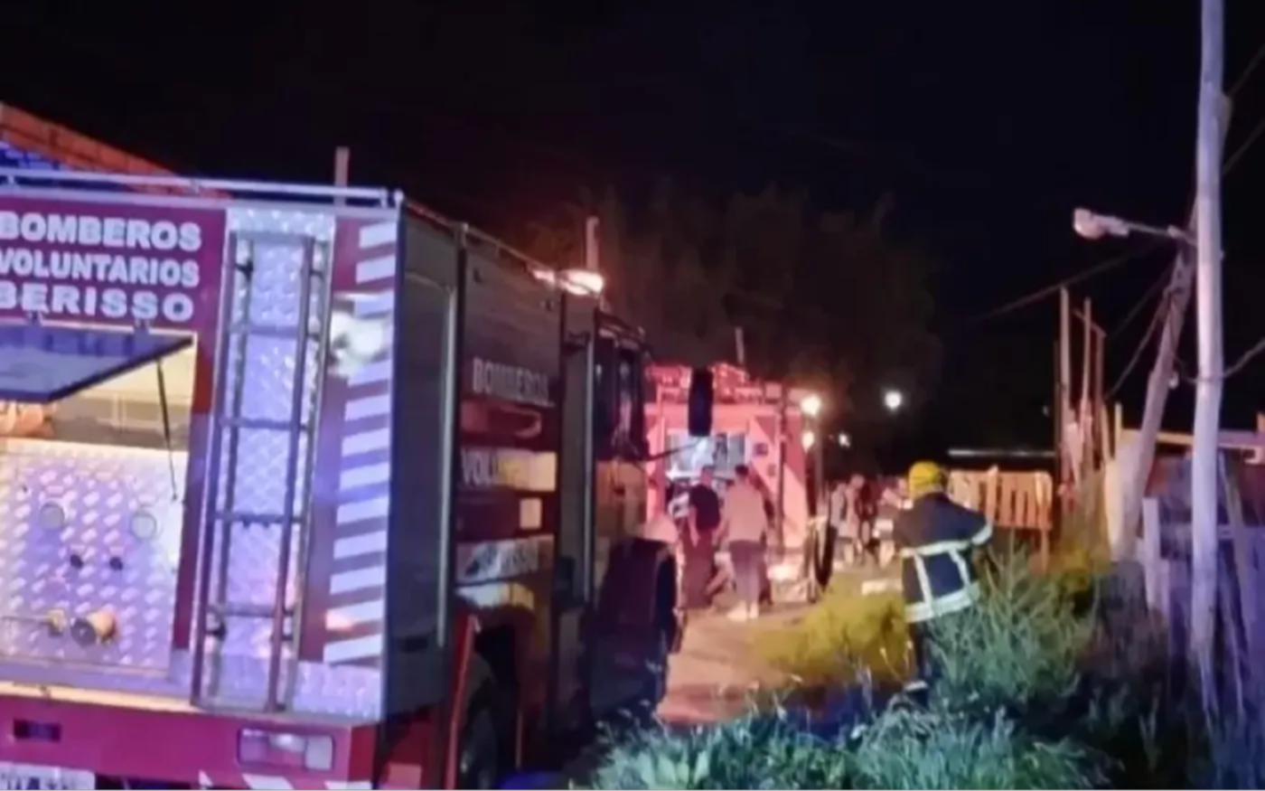 Incendio y tensión en Berisso: una pareja quedó atrapada y debió ser rescatada