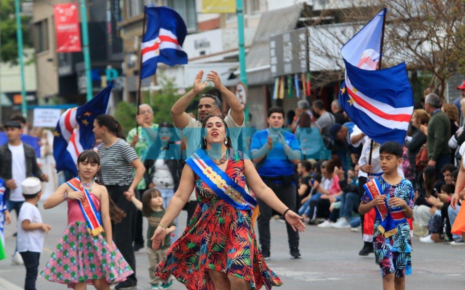Con un desfile a puro color, concluyó la Fiesta del Inmigrante en Berisso