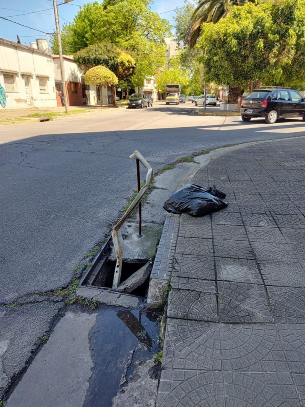 Peligro en diagonal 75 y 24 por un pozo profundo en la bajada de una vereda