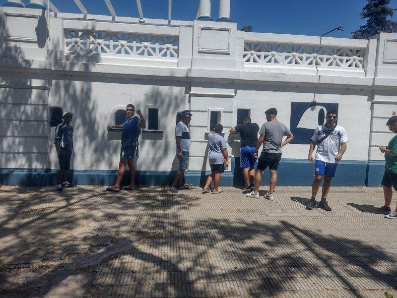 La venta de entradas para Rosario, todo un tema en la agenda tripera