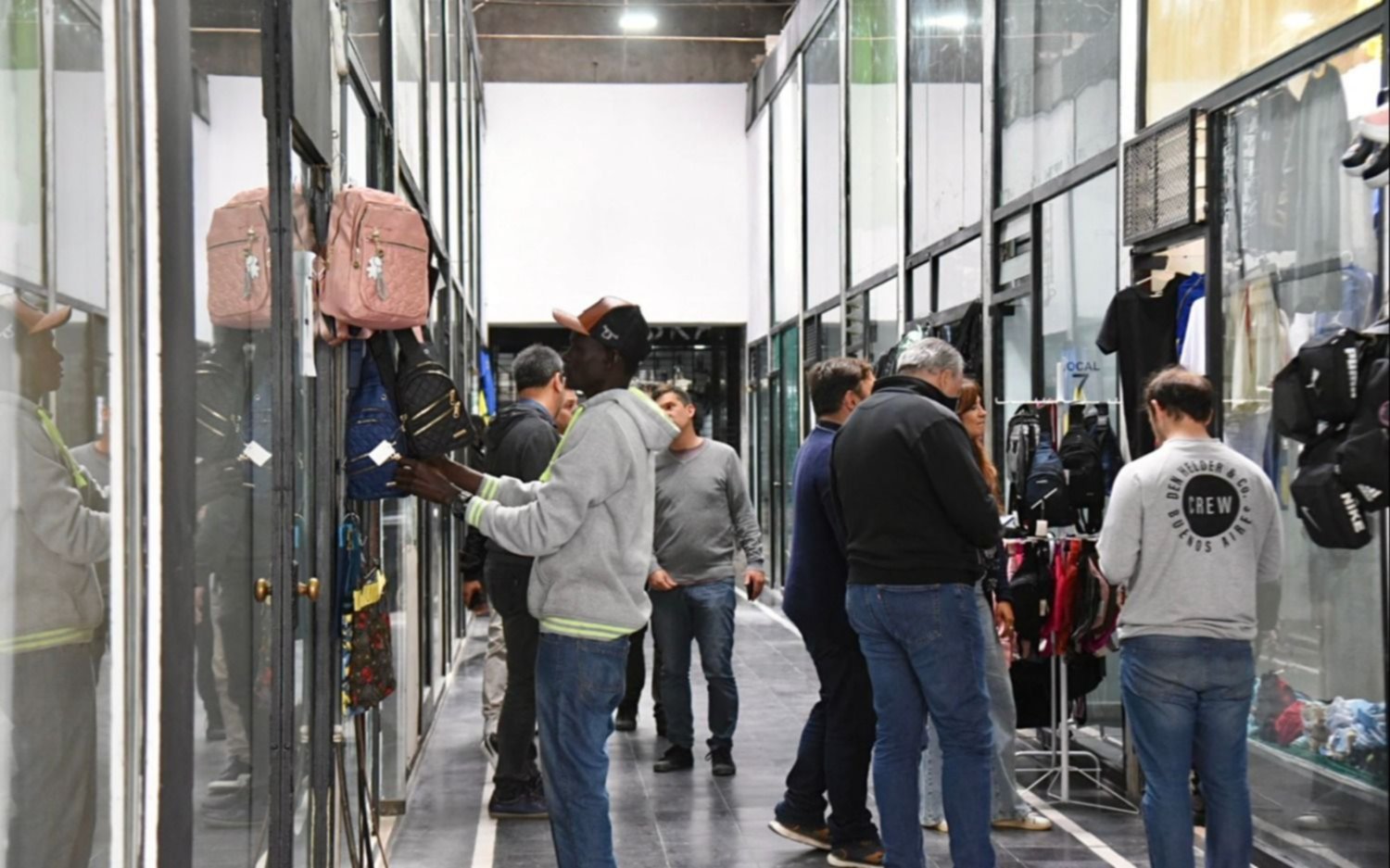 Ya funcionan los nuevos paseos comerciales tras la relocalización de la venta ambulante