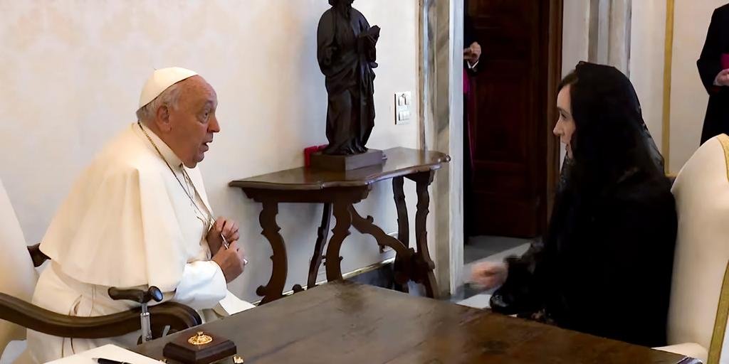 El papa Francisco, en una extensa charla con Villarruel en Roma