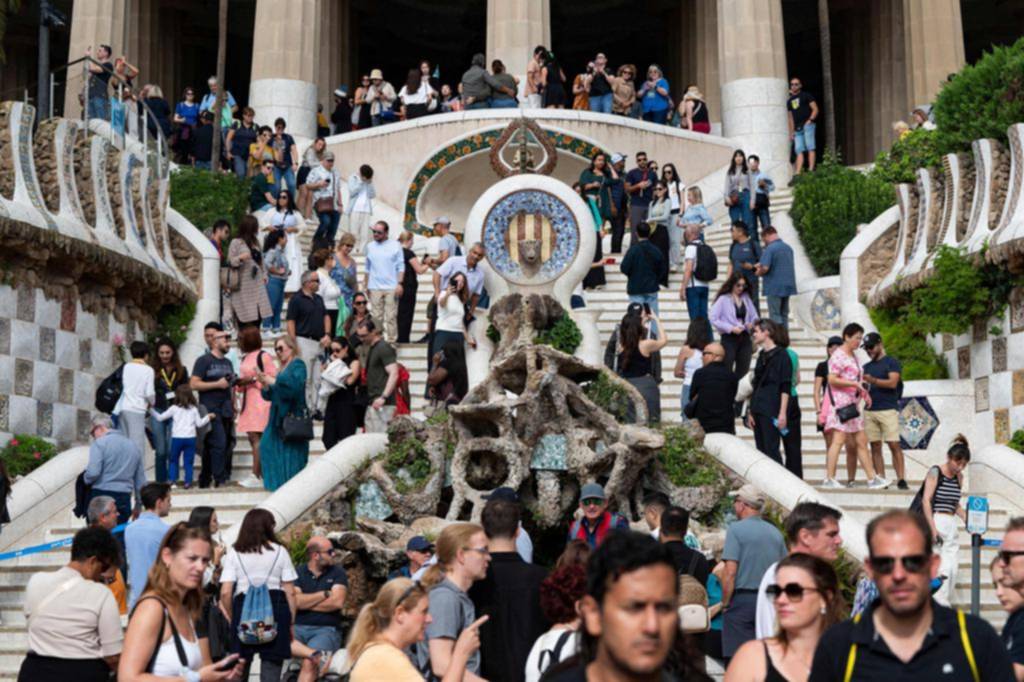 Barcelona busca sobrevivir a la masificación turística, en medio de violencia