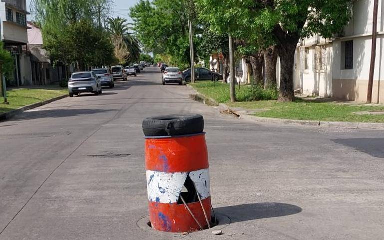 Peligro en la esquina de 9 y 522: falta una tapa y calzó justo un tambor