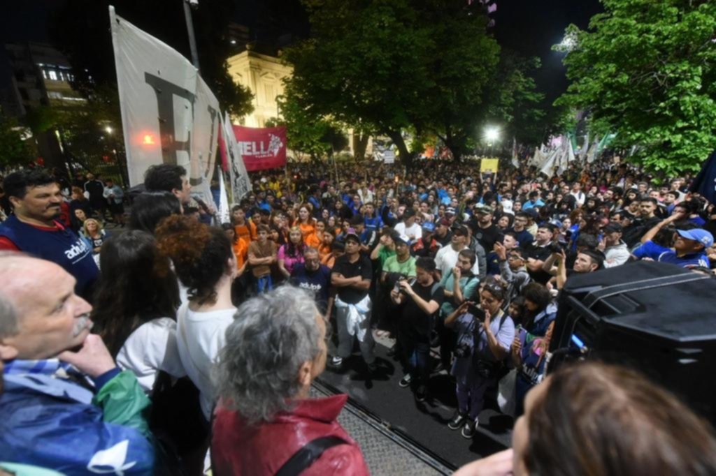 Masiva marcha universitaria en La Plata y arrancó la huelga en facultades y colegios de la UNLP