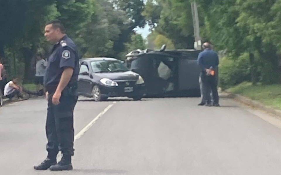 Un patrullero y un auto chocaron en el centro de La Plata y hubo un impactante vuelco en City Bell
