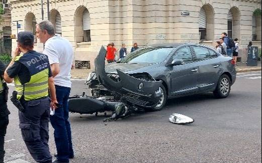 Tránsito interrumpido en el centro de La Plata por un choque entre un auto y una moto