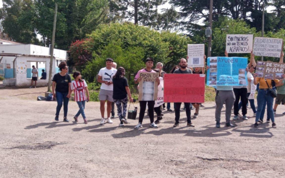 Abrazo simbólico a la escuela agropecuaria de La Plata: "Hartos de los robos"