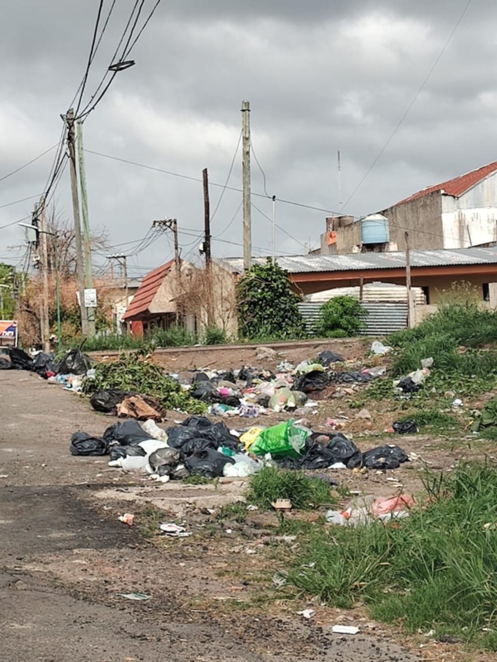 Reclamos por un basural crónico a metros del cementerio municipal
