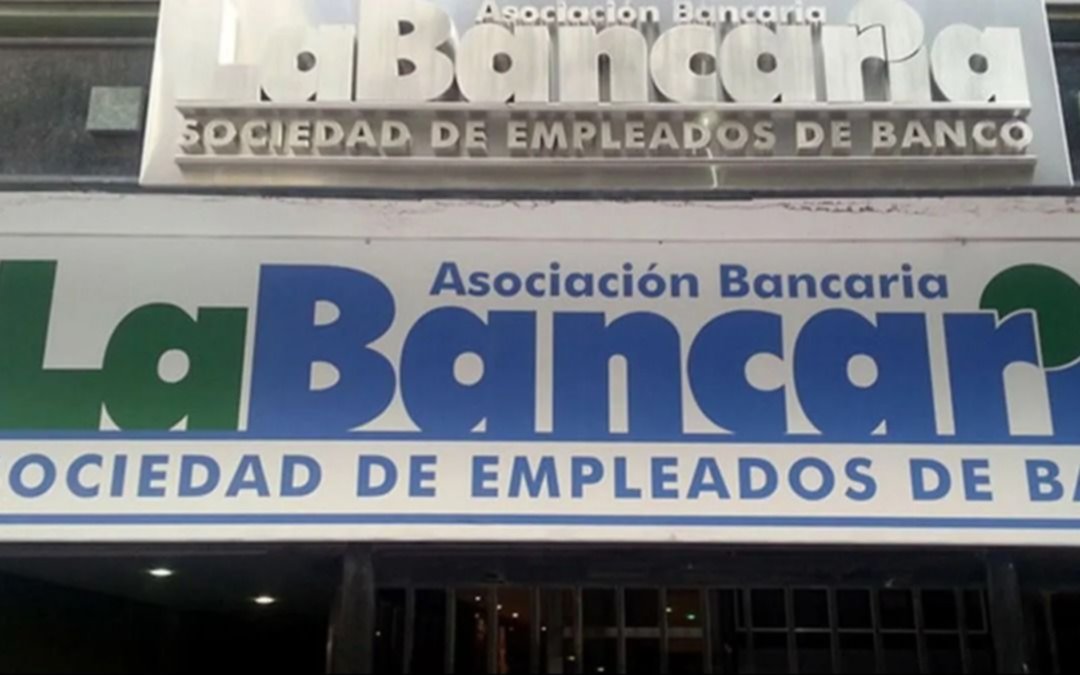 Nuevo aumento para bancarios: el salario inicial y el bono millonario por el Día del Bancario