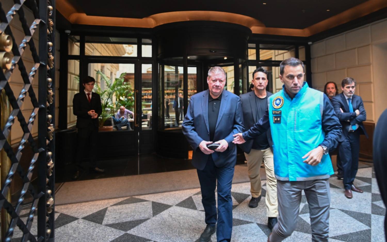 El padre de Liam Payne en Buenos Aires: fue a la morgue y visitó el hotel donde falleció su hijo