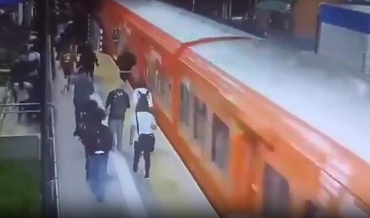 Le robó el celular a una joven y la tiró del tren