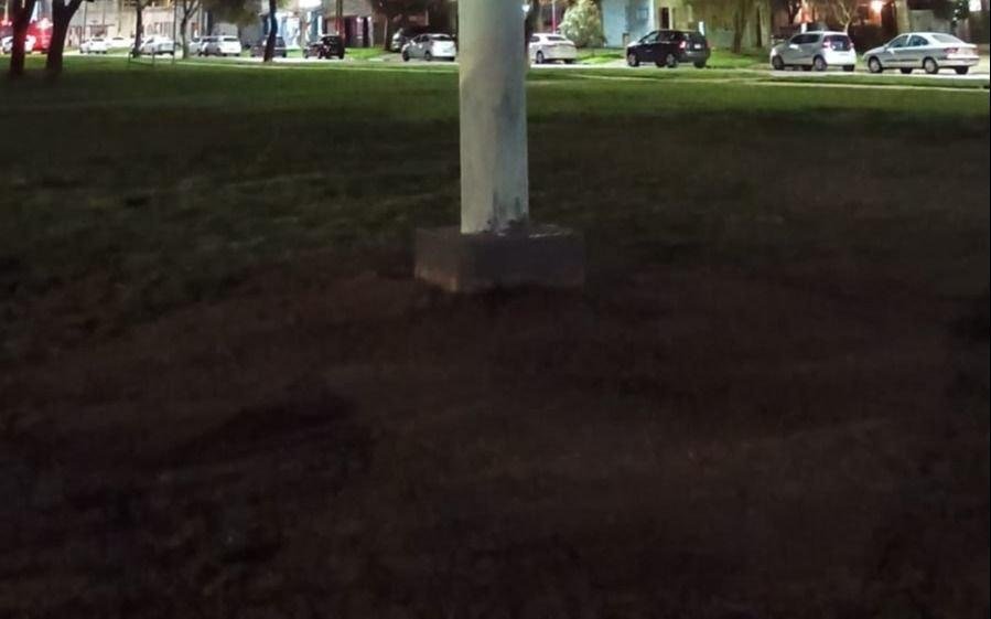 Un agujero negro en la cuadra de 37 entre 14 y 15 por la falta de iluminación