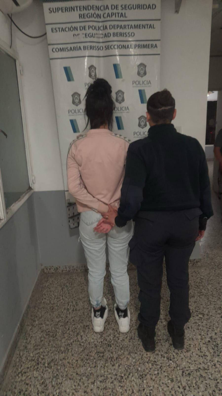 Piñas, patadas y tiradas de pelo entre dos jóvenes
