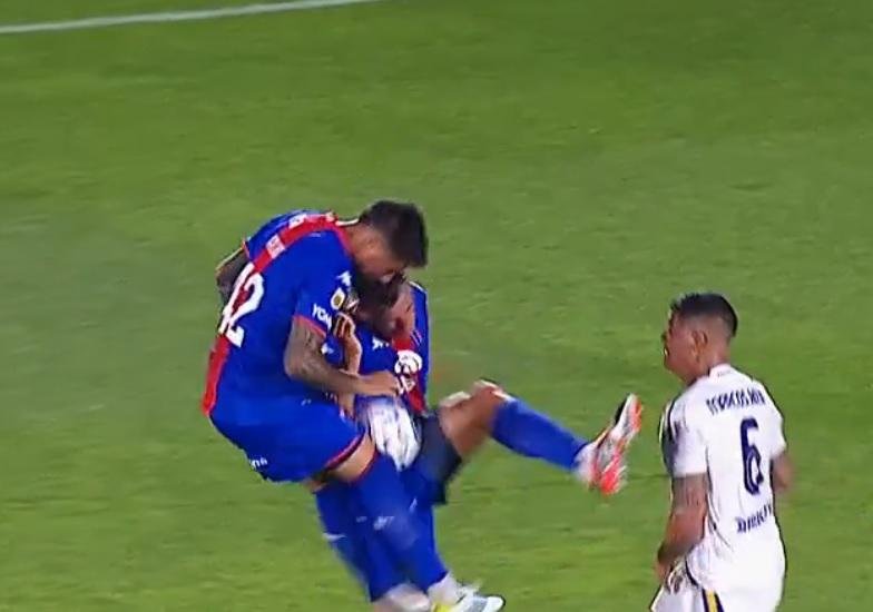 El primer gol de Tigre generó una gran polémica