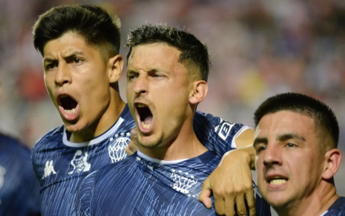 Huracán lo ganó en el final y quedó cerca de Vélez