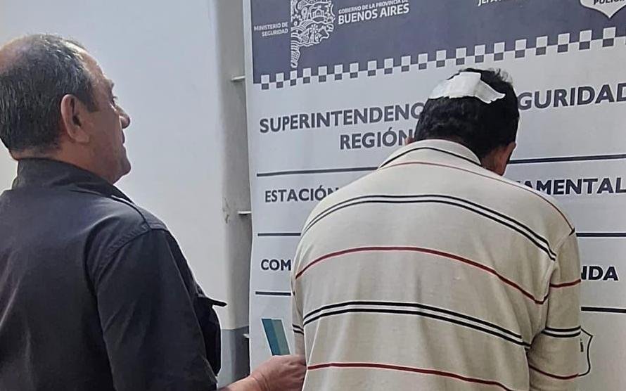 Un detenido agresivo contra todo el mundo