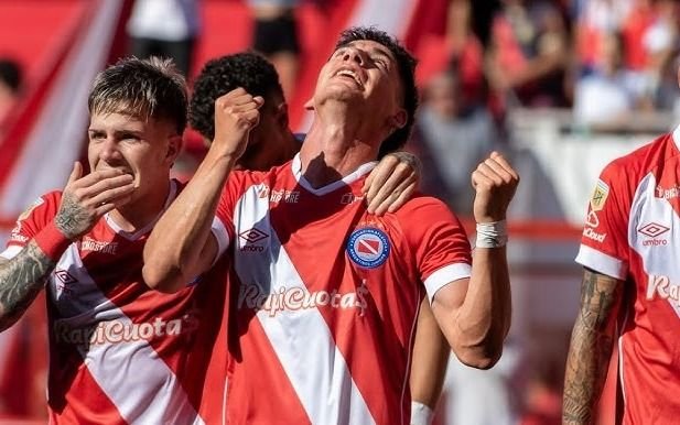 Argentinos dejó lejos de la punta a Talleres