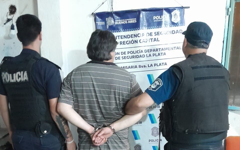 Lo denuncian por querer romper autos, buscaba huir de la policía y terminó amenazando de muerte a una vecina: quedó detenido