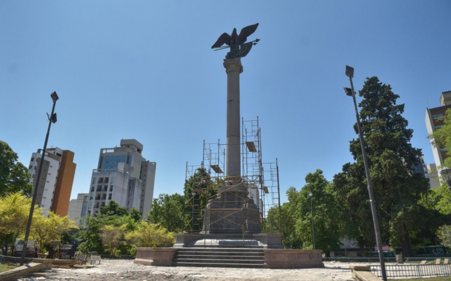 Comenzó la obra de Plaza Italia y el traslado del monumento central