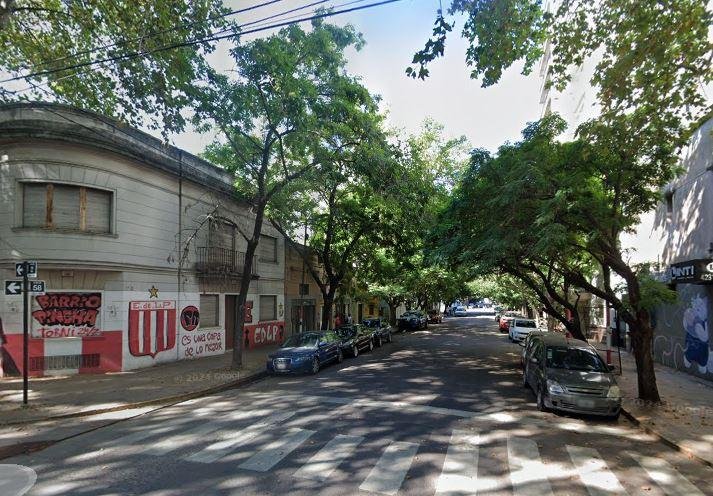 Mientras alentaban al Pincha, les vaciaron el auto