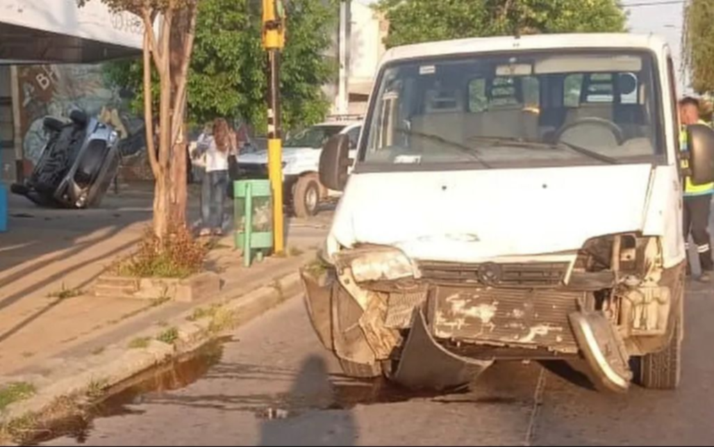 Impactante choque y vuelco en el centro de Berisso entre un auto y una combi