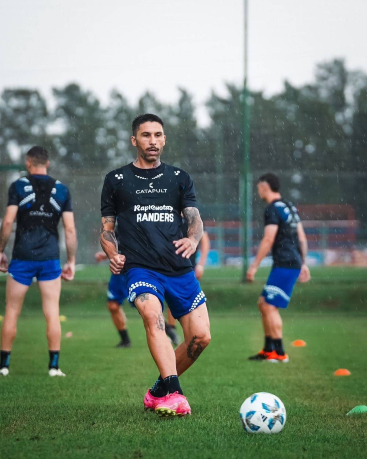 Gimnasia hizo los últimos ensayos bajo la lluvia en Funes y Méndez probó el equipo para enfrentar a Boca