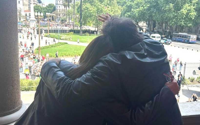 Cumpleaños, balcón, protesta e insultos contra Milei