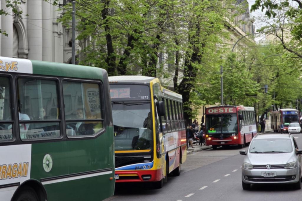 Paro del transporte: ahora evalúan sumarse los choferes de micros