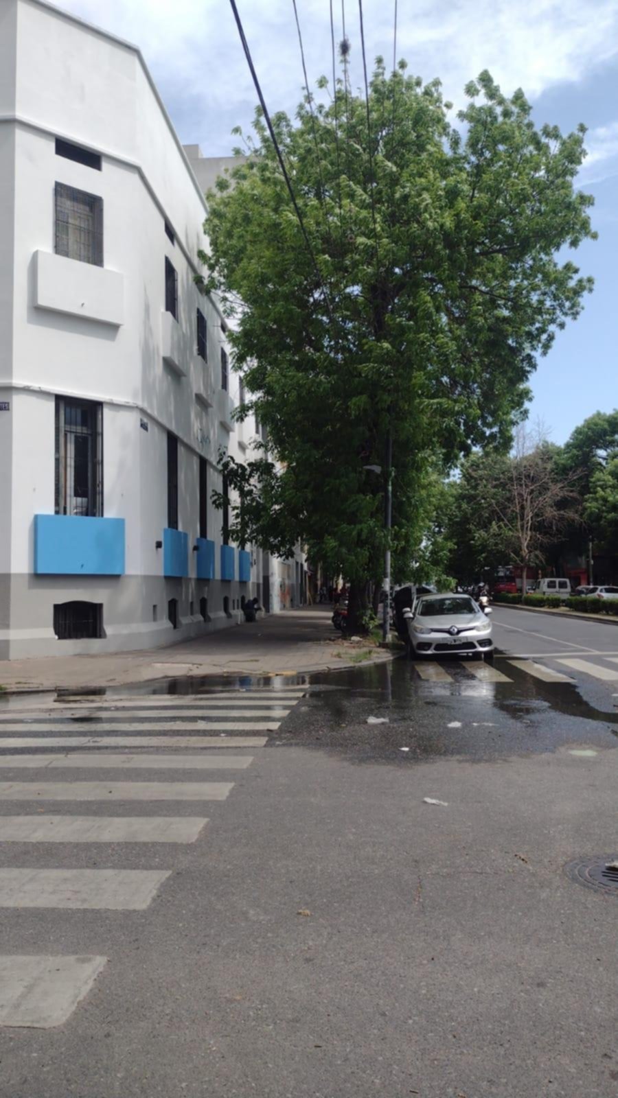 Boca de tormenta tapada y agua acumulada en la esquina de 1 y 46