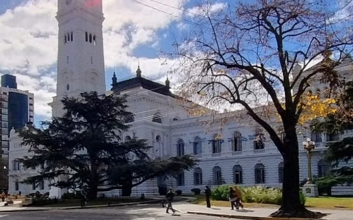 Disponen nuevo aumento para municipales en La Plata: así será el incremento en los próximos dos meses