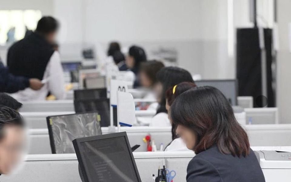 Jubilaciones masivas: quienes serán los 10.000 empleados públicos intimados 