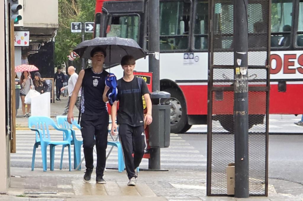 Pasó la tormenta y llegó el alivio a La Plata con el cese del alerta naranja: ¿sigue lloviendo?