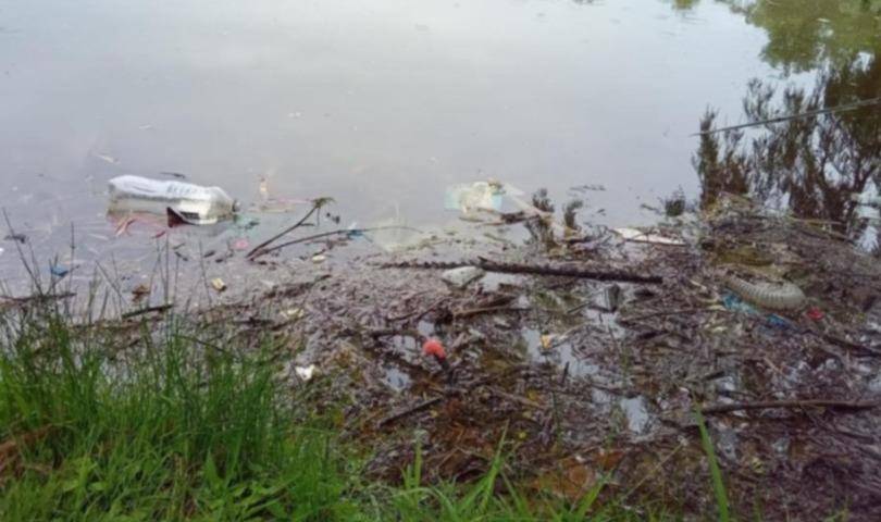 Otro reclamo por residuos en el agua y la costa del lago del Bosque