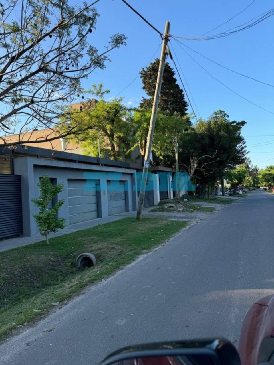 Vecinos de City Bell lanzan advertencia por un poste inclinado: "Es un riesgo"