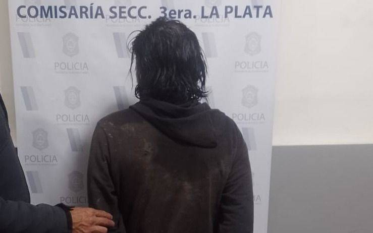Intentó acuchillar a su hermana y desató tensión en un barrio de La Plata