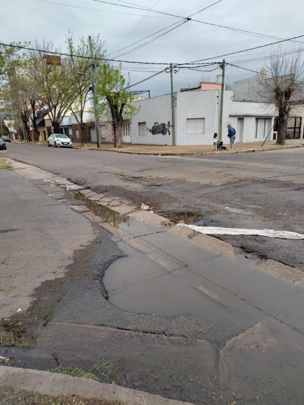 La esquina de 24 y 58, cada vez más destruida e intransitable