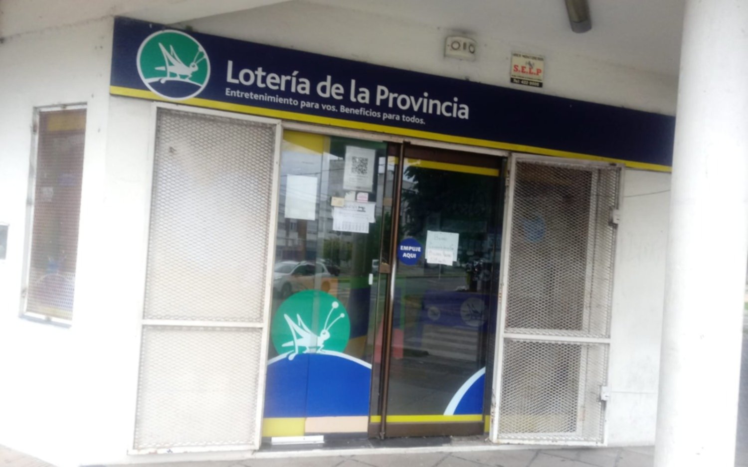 Destrozaron y robaron en una agencia de loterías en La Plata