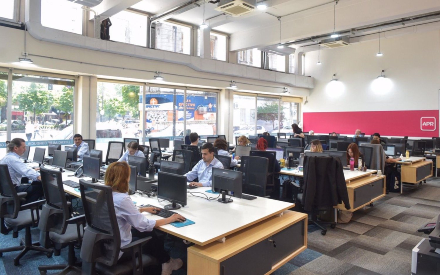 Vecinos celebraron las nuevas oficinas para hacer trámites en La Plata: "Es muy rápido"