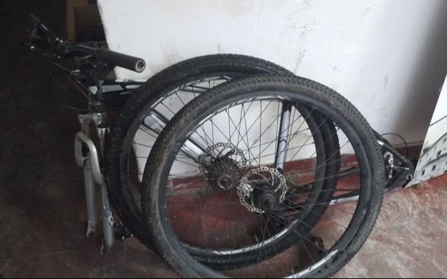 Delincuente "todoterreno" se robó una bici de una clínica de la Región y la desarmó para meterla en un remís