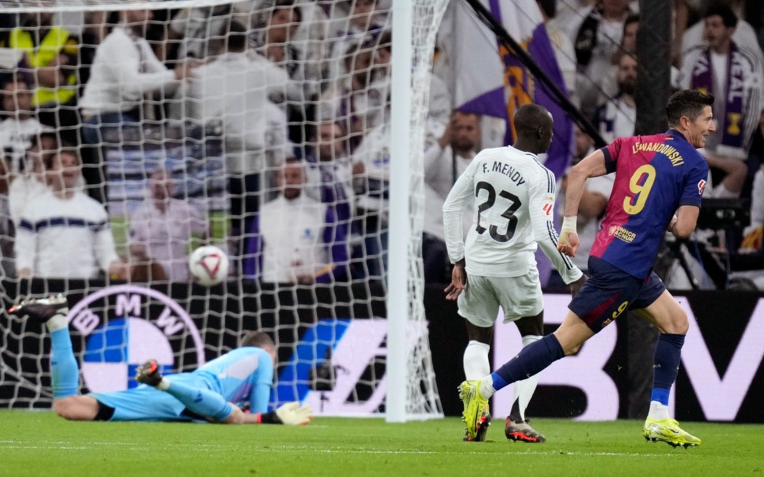 En el clásico español, Barcelona goleó 4 a 0 al Real Madrid en el Santiago Bernabeu