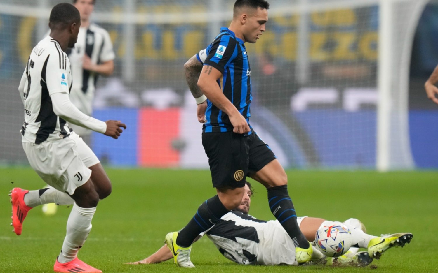 En el "Derby d'Italia", Inter y Juventus empataron en una lluvia de goles: 4 a 4 y se alejan de la cima