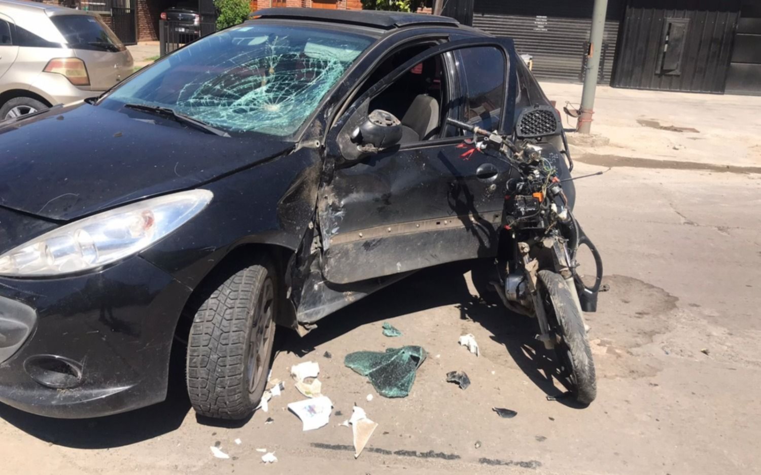 Un joven pelea por su vida tras chocar con un auto en La Plata