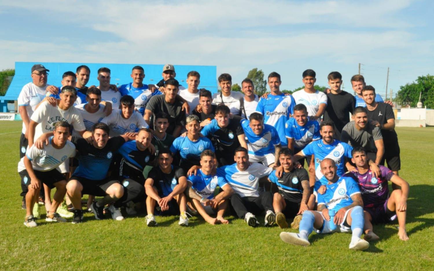 La Villa goleó a Flandria y se salvó del descenso