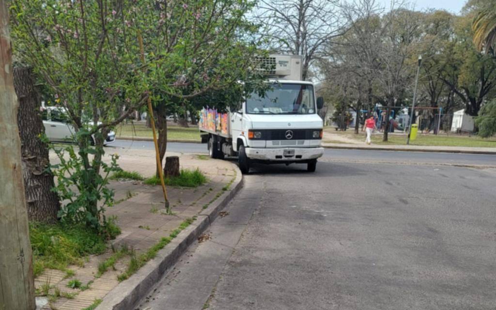 Plaza Brandsen, zona de mal estacionamiento de vehículos comerciales
