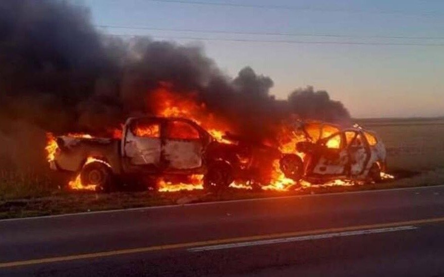 Dos personas murieron en un accidente frontal en la Ruta Nacional Nº 5: sus vehículos terminaron incendiados