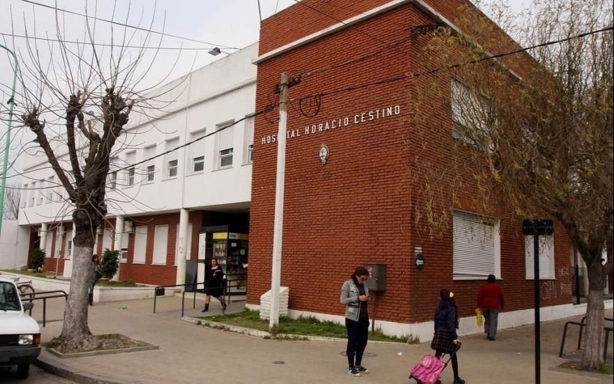 Rescate y tensión en Ensenada: una mujer cayó a un arroyo y estaba inconsciente